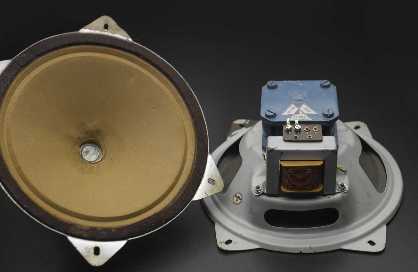 FEHO GPm393 - ヴィンテージ・スピーカーで「すみっこ遊び」